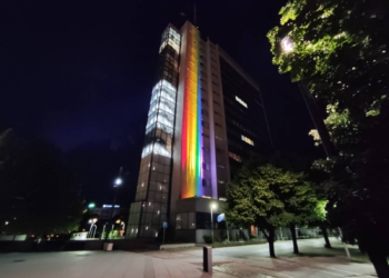 Qeveria ndriçohet me flamurin shumëngjyrësh