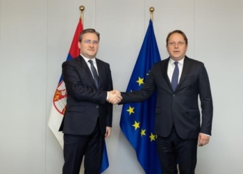 Komisioneri i BE-së në takim me ministrin serb: Dialogu me Kosovën duhet të vazhdojë