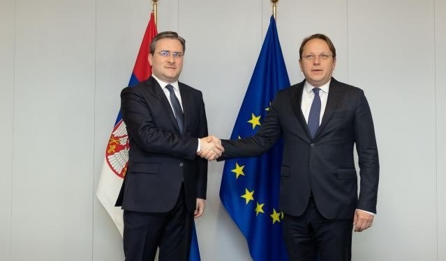 Komisioneri i BE-së në takim me ministrin serb: Dialogu me Kosovën duhet të vazhdojë