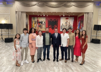 Kurti merr pjesë në një aheng shqiptar në SHBA