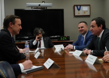 Kurti takohet me senatorin Murphy