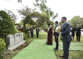 Kurti bën homazhe te varrezat e Fan Nolit dhe Faik Konicës