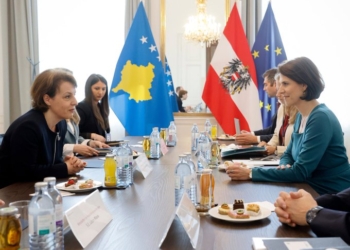 Ministrja austriake për Evropën: Kosova i përmbush të gjitha 95 standardet për liberalizimin e vizave
