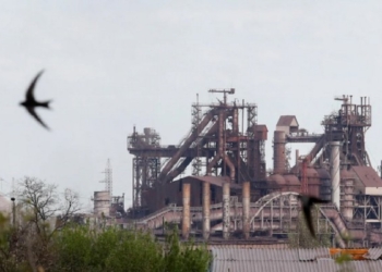 Grupi i parë prej 100 personash evakuohen nga fabrika e çelikut në Mariupol