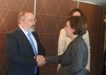 Publikohen foto nga takimi i Gërvallës me biznesmenin izraelit në Tel Aviv