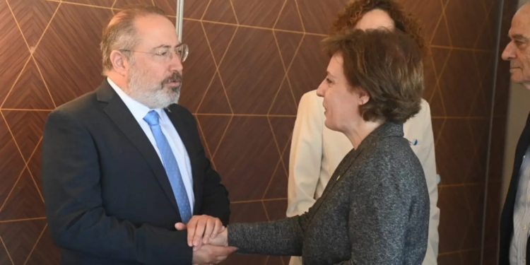 Publikohen foto nga takimi i Gërvallës me biznesmenin izraelit në Tel Aviv
