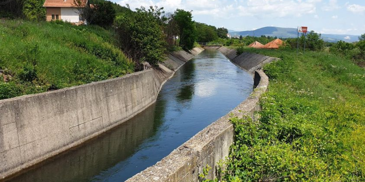 Gjendet pa shenja jete një i mitur në kanalin e Ibër Lepencit në Mitrovicë