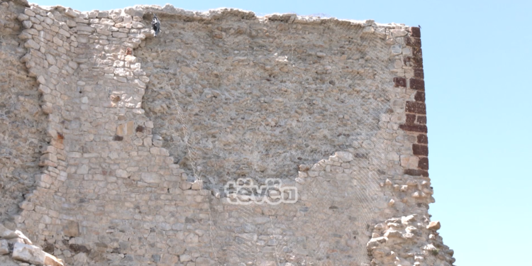 Shembën muret anësore të kalasë që u restauruan në vitin 2017