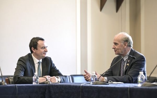 Kurti takoi kongresistin Bill Keating, vlerëson kontributin e madh të SHBA-së për ngritjen e kapaciteteve të FSK-së