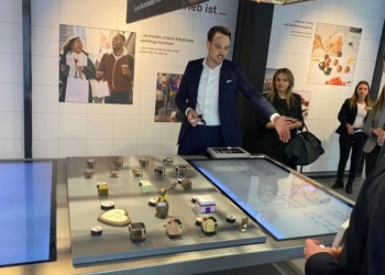 Kurti viziton fabrikën e çokollatave në Zvicër: Mërgata jonë sjell çokollata sa herë që vjen në Kosovë