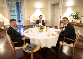 Lajçak publikon foto nga darka me Kurtin e Vuçiqin, thotë se diskutimet vazhdojnë më 13 maj