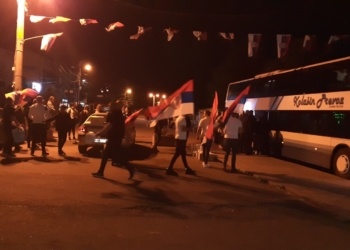 Serbët nga Kosova shkojnë në Beograd për ta mbështetur Vuçiqin