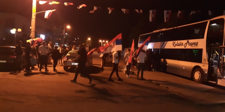 Serbët nga Kosova shkojnë në Beograd për ta mbështetur Vuçiqin
