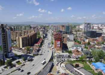 Babai rrah vajzën e tij të mitur, pasi e kupton se është në lidhje dashurie