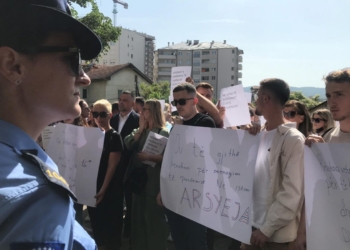 Infermierët që u punësuan gjatë pandemisë protestojnë para MSh-së, paralajmërojnë ikjen nga Kosova