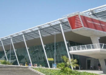295 mijë persona hynë e dolën përmes aeroportit të Rinasit për një muaj