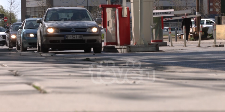 Qytetarët ankohen për çmimin e parkingut të QKUK-së