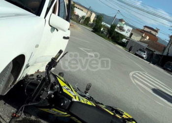 Aksident mes një veture dhe një motoçiklete në Kllokot