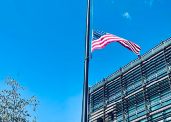 Ambasada amerikane në Prishtinë ul në gjysmështizë flamurin në nder të viktimave në Teksas