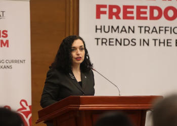 Osmani në Tiranë: Duhet t’i shkatërrojmë zingjirët e krimit të trafikimit me qenie njerëzore