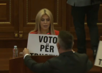 “Voto për Trustin”, deputetët e AAK-së vendosin pankarta në Kuvend