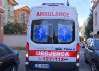 Vdes një 2-vjeçar në Shqipëri, dyshohet se piu raki aksidentalisht