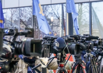 Sjellja e politikanëve me gazetarët. Lavdohen në ditën e tyre, shahen e linçohen ditëve tjera