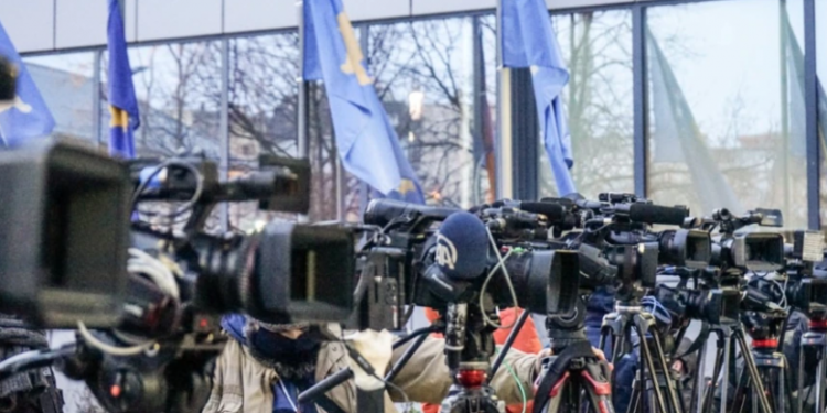 Sjellja e politikanëve me gazetarët. Lavdohen në ditën e tyre, shahen e linçohen ditëve tjera