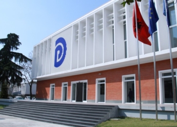 Ibsen Elezi  rivalizon Sali Berisha për kryetar të PD-së