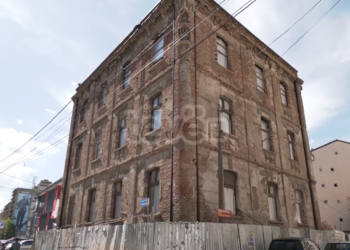 Pezullimi i punimeve në shtëpinë e Xhafer Devës, familjarët synojnë ta bëjnë vet rinovimin