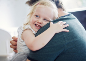 Arsyet pse duhet t’i përqafoni fëmijët tuaj