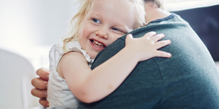 Arsyet pse duhet t’i përqafoni fëmijët tuaj
