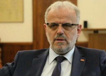 Talat Xhaferi fyen punonjësit e Parlamentit, kërkohet dorëheqja e tij