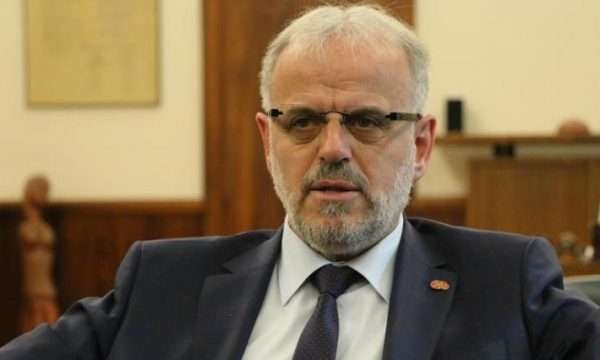 Talat Xhaferi fyen punonjësit e Parlamentit, kërkohet dorëheqja e tij