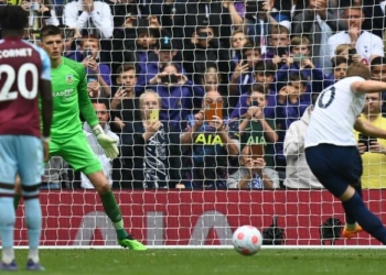 Klaretat e paguajnë humbjen me penallti, pasi Spurs ngritën në vendin e katërt