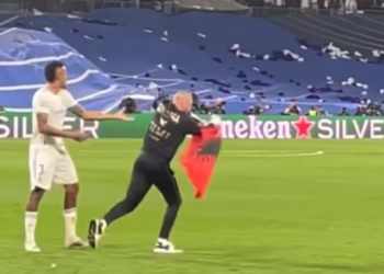 Publikohen pamjet e momentit kur tifozi futet në fushë me flamurin shqiptar dhe përqafon Benzeman