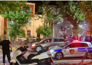 Polici vret kolegun me armë në komisariatin e Tiranës