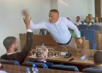 Eskalon situata mes VV-së dhe LDK-së në Podujevë, asamblisti e lagë me ujë drejtorin e Arsimit