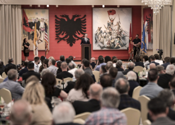 Kurti e përmbyll vizitën në Michigan me takimet në qendrat fetare të komunitetit shqiptar