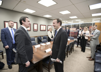 Kurti u takua me senatorin Chris Murphy
