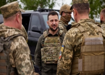 Zelensky viziton vijat e frontit në Harkiv