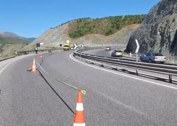 Bien në greminë dy të rinjtë nga Tropoja – Kush është 25-vjeçari që ndërroi jetë në aksidentin e rëndë