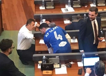 Deputeti i VV-së me fanellë te Llapit në Kuvendin e Kosovës