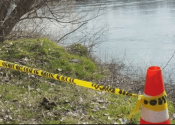 Gruaja nga Suhareka bie në lum pasi i thyhet një dërrasë e urës