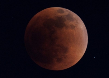 Eklipsi i plotë hënor krijon hënën e rrallë “të gjakosur”