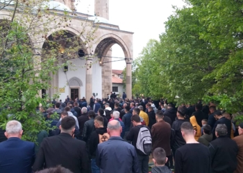 Në Kosovë falet namazi i Fitër Bajramit