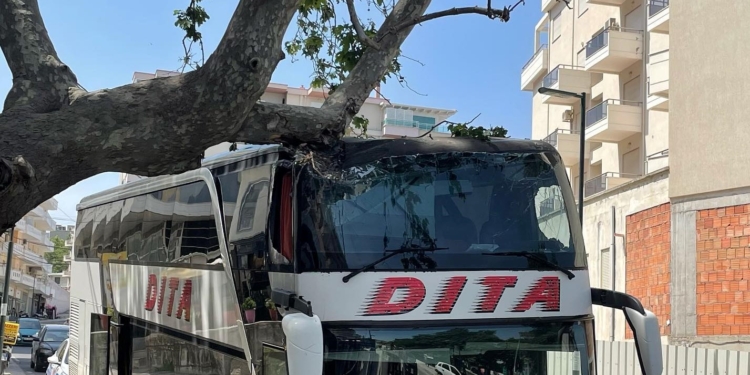 Kompania turistike del me një sqarim pas pëplasjes së autobusit në Vlorë