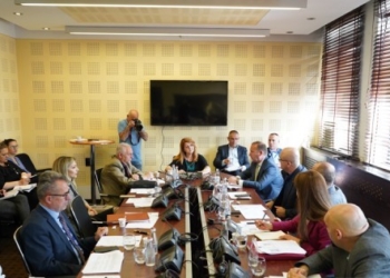 Anëtarët e Komisionit për Shëndetësi ngrisin si shqetësim mospagesën e stafit mbështetës