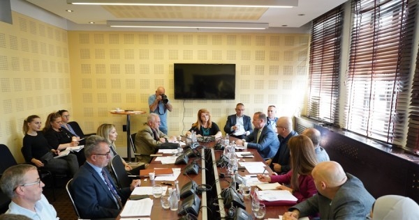 Anëtarët e Komisionit për Shëndetësi ngrisin si shqetësim mospagesën e stafit mbështetës