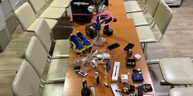 Vodhi telefon, këpucë e gjëra të tjera, arrestohet 21 vjeçari në Gjilan